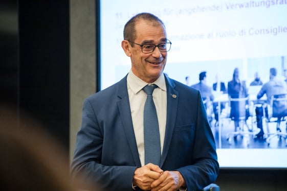 Handelskammer-Generalsekretär Alfred Aberer nannte den Lehrgang ein erfolgreiches Beispiel, um die Rolle der Frauen in der Wirtschaft zu stärken. (Foto: LPA/Bernhard Aichner)
