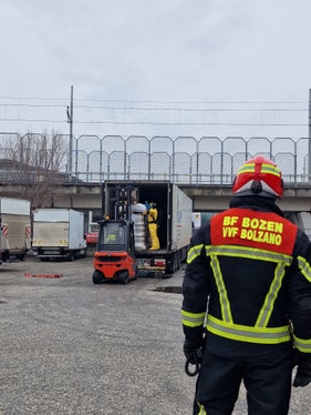Berufsfeuerwehr im jüngsten Gefahrguteinsatz: am 4. Februar bei einem Unfall mit einer chlorhaltigen Gefahrensubstanz während der Entladung eines Lastwagens in Bozen. (Foto: LPA/Agentur für Bevölkerungsschutz/Berufsfeuerwehr)