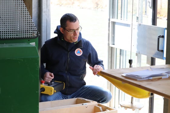 Im Pegelhaus ist auch die hydrometrische Seilkrananlage untergebracht, die für die Abflussmessungen erforderlich ist; sie ermöglicht auch bei höheren Wasserführungen, den Abfluss des Eisacks zu erfassen. (Foto: LPA/Maja Clara)