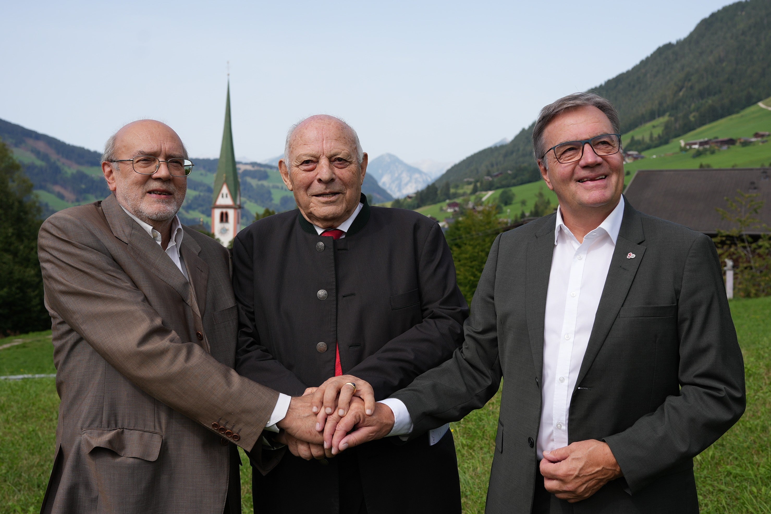 15 Jahre Euregio – Gestern und heute (von links): Die Gründungsväter der Euregio, Lorenzo Dellai (Trentino), Luis Durnwalder (Südtirol) und Günther Platter (Tirol), glauben weiterhin an den Mehrwert der grenzüberschreitenden Zusammenarbeit in der Euregio. (Foto: Euregio/Armin Gluderer)
