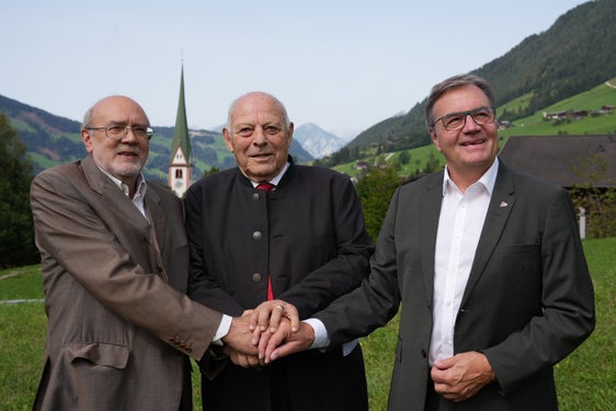 15 Jahre Euregio – Gestern und heute (von links): Die Gründungsväter der Euregio, Lorenzo Dellai (Trentino), Luis Durnwalder (Südtirol) und Günther Platter (Tirol), glauben weiterhin an den Mehrwert der grenzüberschreitenden Zusammenarbeit in der Euregio. (Foto: Euregio/Armin Gluderer)
