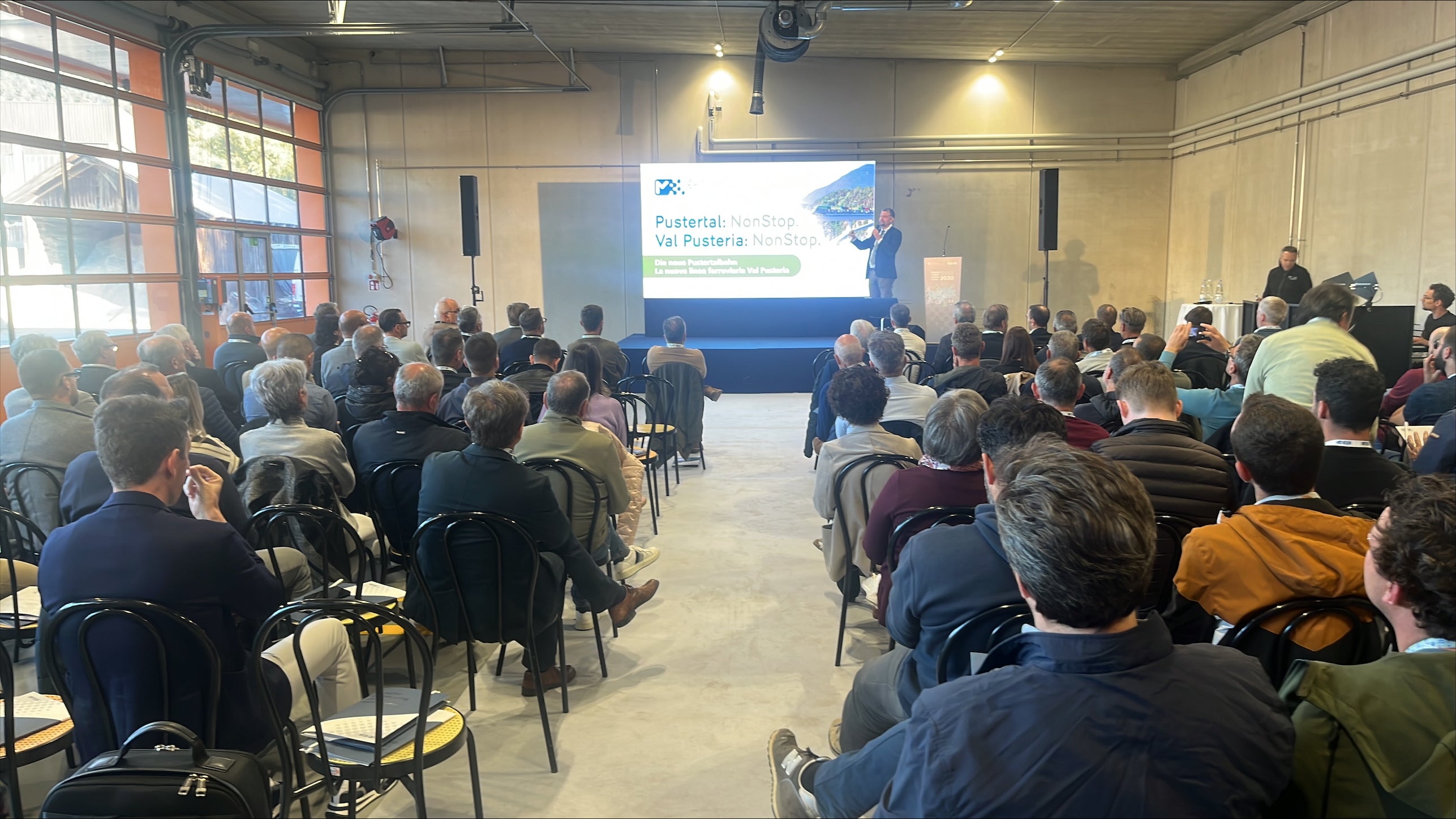 Grande partecipazione nella sede del Servizio strade Val Pusteria, a Brunico, per l’evento “Mobilità 2025-2030”, dove rappresentanti politici ed esperti hanno colto l'occasione per discutere approfonditamente della pianificazione della mobilità in Val Pusteria, con l'assessore provinciale Alfreider, a poche ore dall'apertura della galleria a Perca. (Foto: USP/Ingo Dejaco)