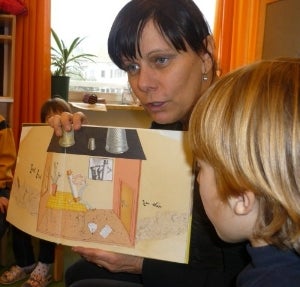 Die erneut ausgezeichnete Kinderbuchillustratorin und Autorin Linda Wolfsgruber bei einer von der Landeskindergartendirektion durchgeführten Lese- und Illustrationsaktion im Jahr 2013. (Foto: LPA)