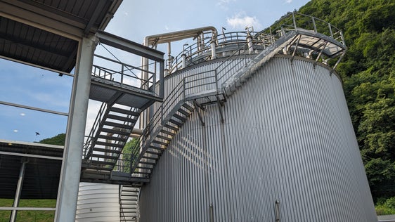 Aktuell werden rund 22.000 Tonnen Biomüll pro Jahr aus 56 Südtiroler Gemeinden in der Vergärungsanlage Lana verarbeitet. (Foto: LPA/Vera Brunetti)