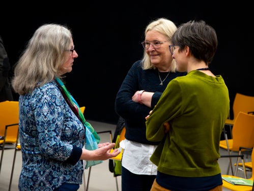 Austausch auf Ebene der Arbeitsgruppen: Mitglieder des Klimabürgerrats und des Stakeholder Forums Klima diskutierten am Samstag in Bozen und suchten nach Synergien. (Foto: LPA/Fabio Brucculeri)