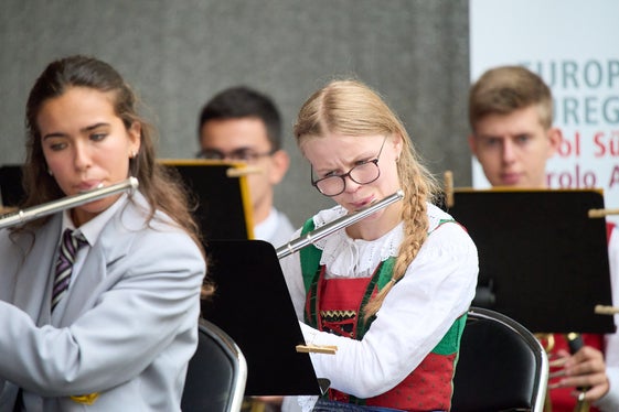 Circa 60 giovani musicisti dell'Euregio si incontreranno dal 20 al 28 luglio 2024 a Dobbiaco in Val Pusteria e trascorreranno una settimana insieme nello spirito della musica e della comunità. (Foto: Wolfgang Alberty)