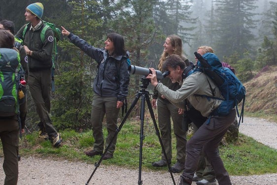 Auch im Sommer 2023 sucht das Landesamt für Natur wieder Schutzgebietsbetreuer und -betreuerinnen: im Bild Ranger unterwegs im Naturpark Puez-Geisler. (Foto: LPA/Landesamt für Natur)
