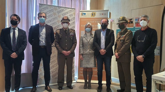 Via libera all'accordo tra Provincia e Truppe Alpine per la specializzazione dei militari in ambito infrastrutturale.
Nella foto da sx: Vincenzo Gullotta, Giuseppe Delpero, il vice comandante Massimo Biagini, la dirigente scolastica del C.T.S Nicoletta Rizzoli, l'assessore Giuliano Vettorato, il Tenente Colonnello Fabiano Gereon e il dirigente del C.F.P Mauro Bruccoleri. (Foto ASP)   