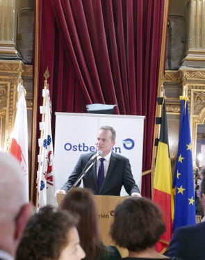 Il Primo Ministro Oliver Paasch durante il suo discorso alla cerimonia di Bruxelles (Foto: ASP/Dominik Holzer)