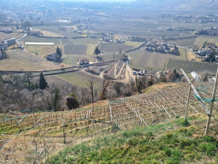 Auf diesem Damm (im Zentrum) gestaltet die Wildbachverbauung mit der Klasse 4C des Realgymnasiums und der Stadtgärtnerei Meran eine Naherholungszone; der Auftakt dazu erfolgt am 1. März bei einem Pflanzfest mit Pressekonferenz. (Foto: LPA/Landesamt für Wildbach- und Lawinenverbauung West in der Agentur für Bevölkerungsschutz)
