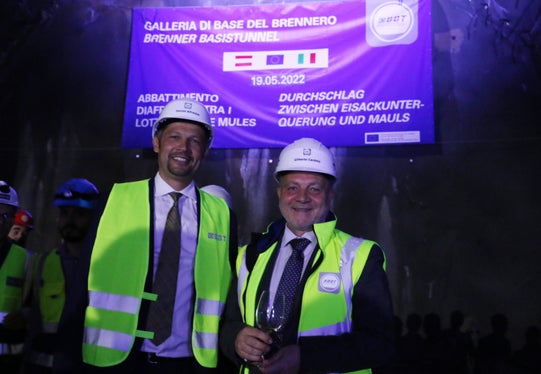 Contenti dei progressi dei lavori di costruzione: l'assessore provinciale Alfreider e il rappresentante della società BBT SE Cardola (Foto: ASP/Ingo Dejaco)
