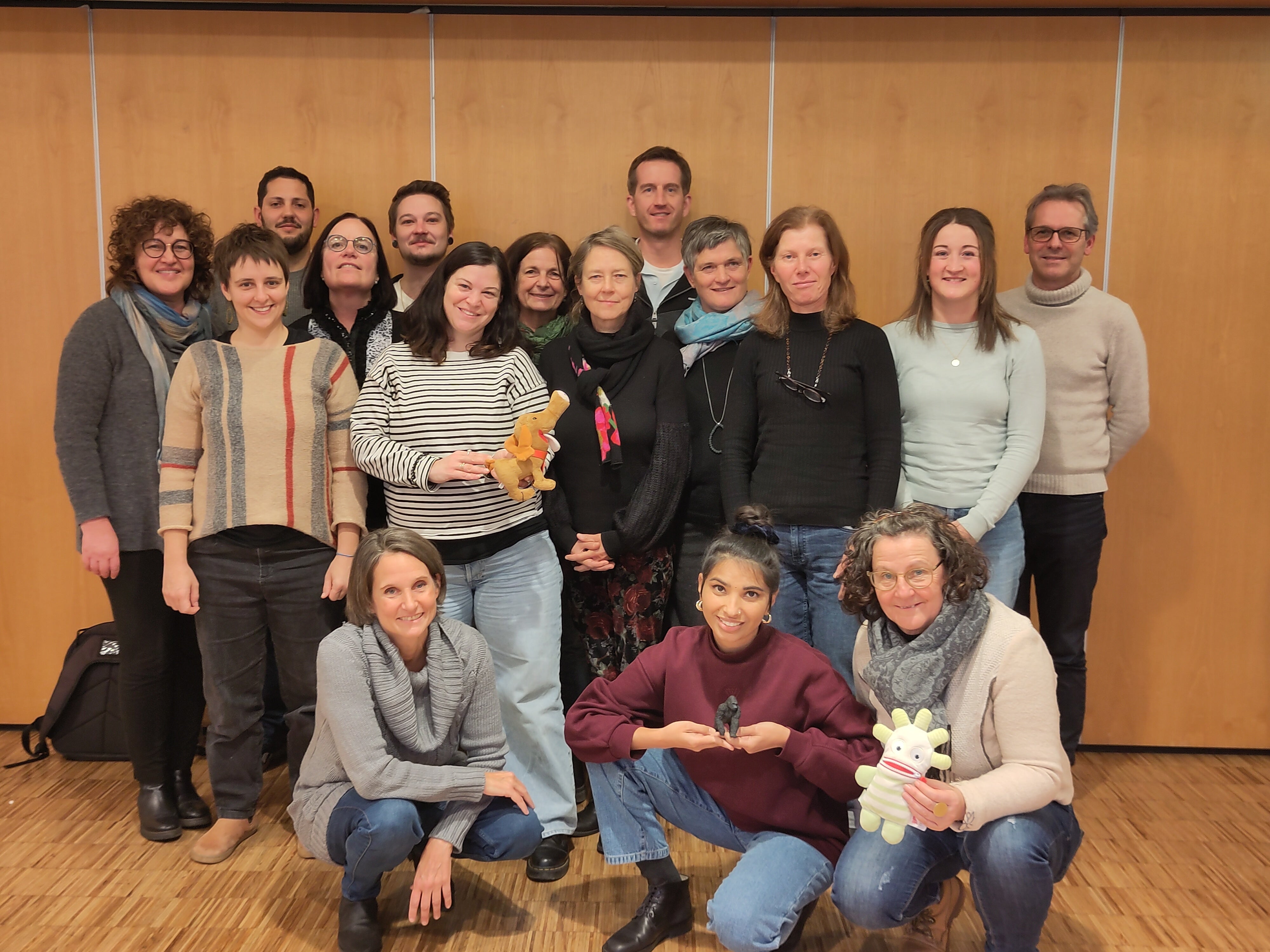 La relatrice Iris Komarek (nella foto la prima a sinistra in prima fila) ha scambiato idee con i partecipanti al programma di formazione sul coaching dell'apprendimento. (Foto: USP/Direzione provinciale Formazione professionale in lingua tedesca/Maria Von Lutterotti)
 
