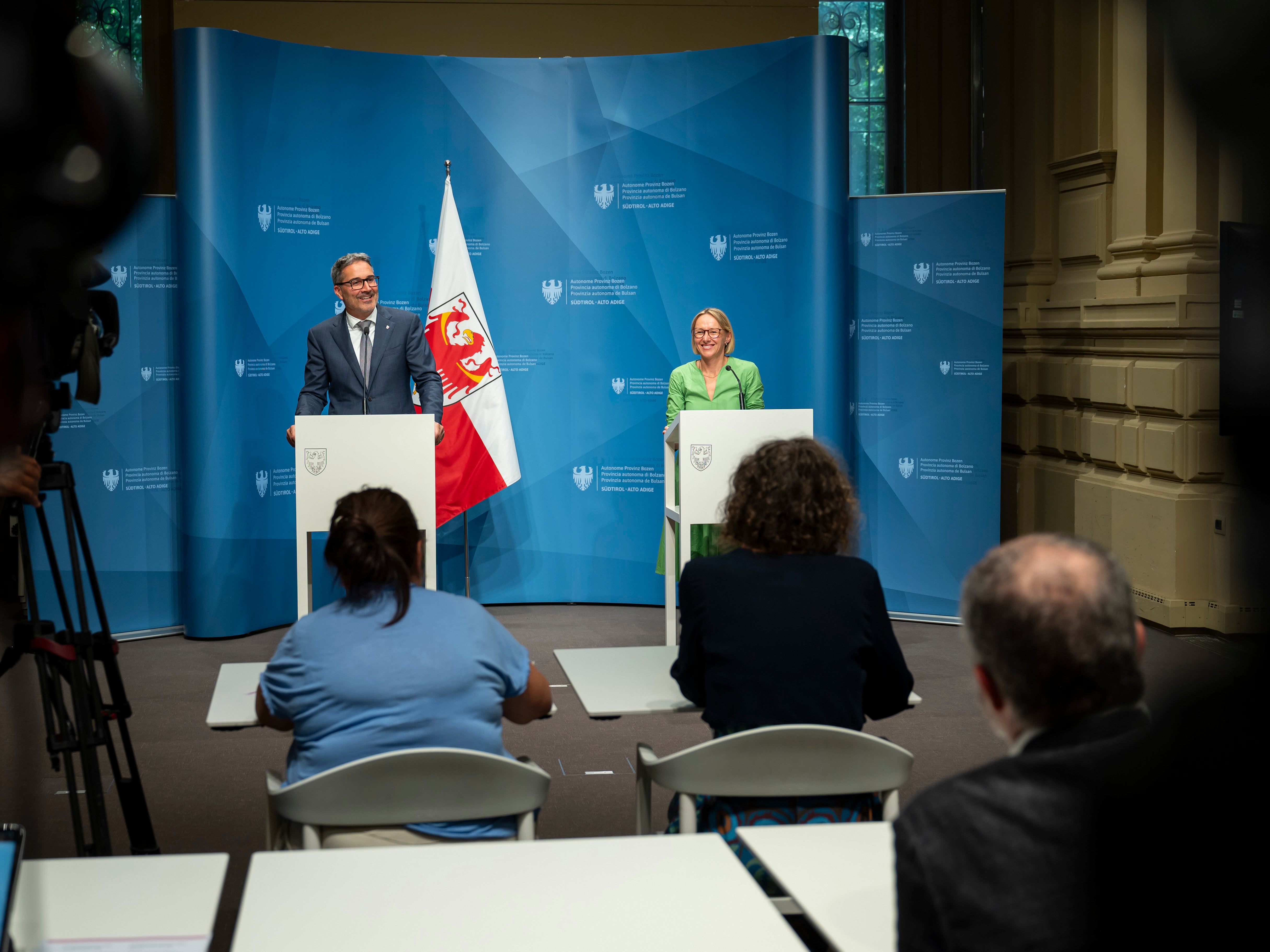 Sicurezza sul posto di lavoro analogica e digitale: la Giunta provinciale ha adottato nuove regole per le scuole primarie e secondarie di primo grado a partire dal 1° settembre. Il presidente Arno Kompatscher e l'assessora al Lavoro Magdalena Amhof le hanno presentate alla conferenza stampa a seguito della seduta di Giunta. (Foto: USP/Fabio Brucculeri)