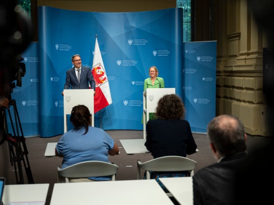 Sicurezza sul posto di lavoro analogica e digitale: la Giunta provinciale ha adottato nuove regole per le scuole primarie e secondarie di primo grado a partire dal 1° settembre. Il presidente Arno Kompatscher e l'assessora al Lavoro Magdalena Amhof le hanno presentate alla conferenza stampa a seguito della seduta di Giunta. (Foto: USP/Fabio Brucculeri)