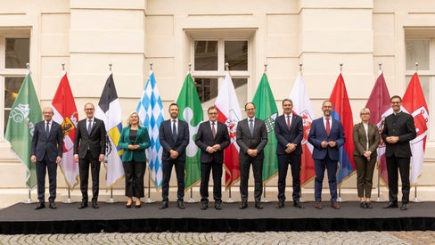 Heute fand die Regierungschefskonferenz der Arge-Alp-Länder in der Hofburg in Innsbruck statt. Im Bild v.l. LH Wilfried Haslauer (Salzburg), Departementvorsteher Christian Rathgeb (Graubünden), Staatsministerin Melanie Huml (Bayern), Untersekretär Gabriele Barucco (Lombardei), LH Günther Platter, Regierungspräsident Marc Mächler (St. Gallen), LH Arno Kompatscher (Südtirol), Regierungspräsident Norman Gobbi (Tessin), LH-Stellvertreterin Giulia Zanotelli (Trentino), LH Markus Wallner (Vorarlberg) (Foto: Land Tirol/Die Fotografen)