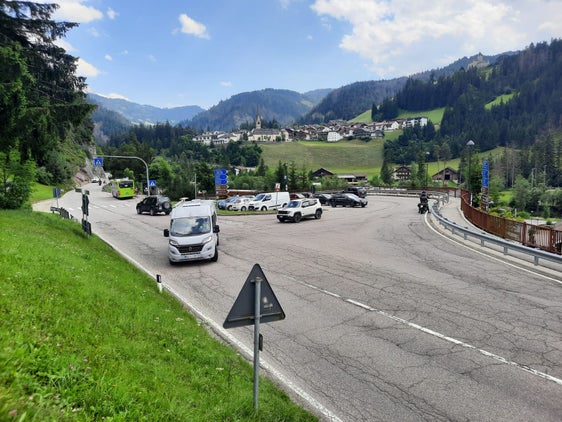 Sulla strada statale 244 della Val Badia, all'altezza di Piccolino, all'intersezione con la strada provinciale 29 Eores-San Martino in Badia, verrà realizzata una rotatoria. (Foto: Ripartizione Infrastrutture)