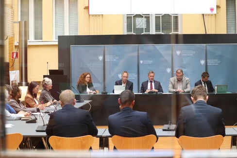 La Consulta provinciale del turismo si è riunita il 20 ottobre nel cortile interno di Palazzo Widmann (al tavolo dei relatori, da sinistra): la direttrice dell’Area funzionale Turismo Elisa Montali, il direttore del Dipartimento Agricoltura, Foreste e Turismo Ulrich Höllrigl, l’assessore provinciale al Turismo Luis Walcher, il presidente del Consiglio di amministrazione di IDM Alto Adige Hansi Pichler e il responsabile Marketing di IDM Alto Adige Wolfgang Töchterle. (Foto: USP/Maja Clara)