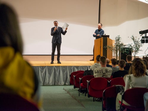 Lunedì mattina (15 maggio), giorno in cui l'Italia ha esaurito le risorse naturali messe a disposizione dal pianeta per quest'anno (cosiddetto overshoot day) il presidente della Provincia è stato ospite, insieme al ricercatore sul clima, Marc Zebisch, della WFO -Scuola Secondaria di Economia “Heinrich Kunter” di Bolzano (Foto: ASP/Fabio Brucculeri)