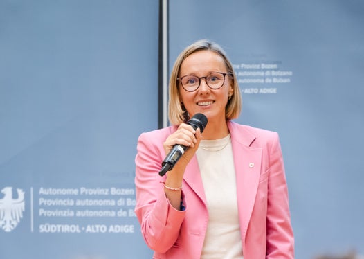 Sozial- und Pflegearbeit ist heute wichtiger denn je. Wer sich in diesen Berufen engagiert, leistet einen unverzichtbaren und sinnstiftenden Dienst für die ganze Gesellschaft, sagt Personallandesrätin Magdalena Amhof. (Foto: LPA/Bernhard Aichner)