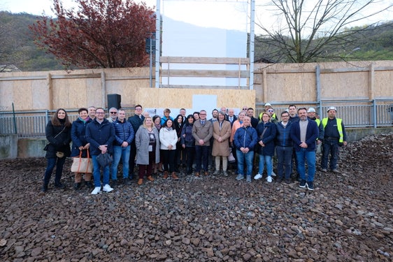 Offizieller Startschuss für die Bauarbeiten des Gemeinschaftshauses für die Grundversorgung in Leifers mit den Landesräten Bianchi und Messner. (Foto: LPA/Gianluca Crocco) 