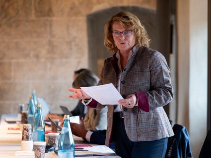 Wenn wir auch in Zukunft eine gute und wohnortnahe Betreuung gewährleisten wollen, müssen wir den Sozialbereich nachhaltig stärken, sagte Landesrätin Rosmarie Pamer bei der Sitzung mit den Bürgermeisterinnen und Bürgermeistern des Bezirkes Burggrafenamt. (Foto: LPA/Fabio Brucculeri)