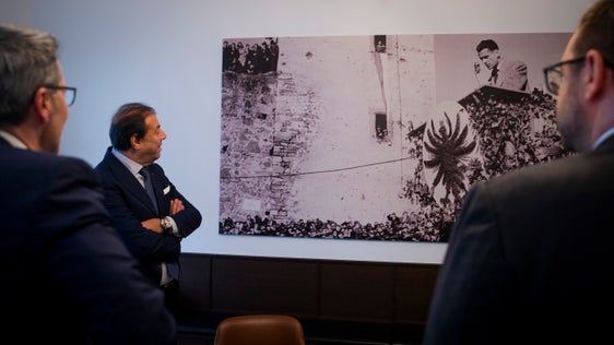 Il presidente Kompatscher e il vicepresidente Galateo (di spalle) con il viceministro Leo in Sala Magnago, a Palazzo Widmann (Foto: ASP/Fabio Brucculeri)