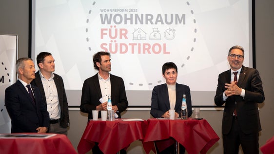 Der Landesrat für Raumordnung, Peter Brunner (von links), Bürgermeister Andreas Jungmann, der Referatsleiter der Arche im KVW,  Leonhard Resch, die Landesrätin für Wohnbau, Ulli Mair und Landeshauptmann Arno Kompatscher präsentierten in Brixen das erste gemeinnützige Wohnbauprojekt Südtirols. (Foto: LPA/Fabio Brucculeri)