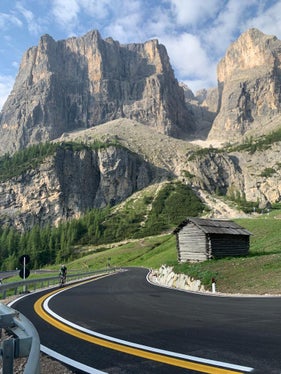 Come a Passo Sella (nella foto), anche sulla strada che sale al Passo di Valparola verrà realizzata una pista ciclabile. (Foto: ASP)