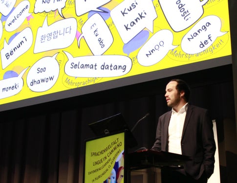Es sei wichtig, die sprachliche Vielfalt in den Klassenzimmern zu schätzen und zu nutzen, betonte Bildungslandesrat Philipp Achammer bei der heutigen Tagung an der Eurac in Bozen. (Foto: LPA/Deutsche Bildungsdirektion/Verena Hilber)