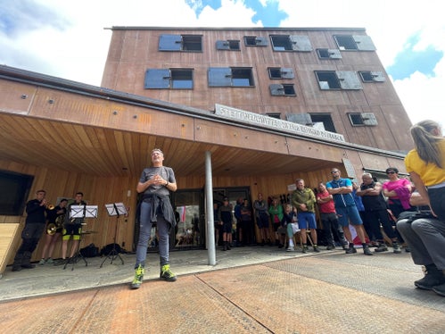Il presidente della Provincia Kompatscher davanti al nuovo rifugio Petrarca all'Altissima: La nuova costruzione offrirà agli escursionisti sicurezza e ospitalità (Foto: ASP/G.News) 