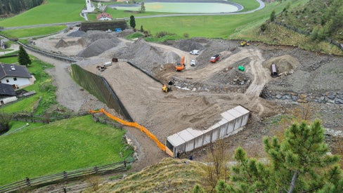 Der Weiler Kappl in Langtaufers wird sowohl vom Kapplerbach als auch von der Kapplbachlawine bedroht. Das Landesamt für Wildbach- und Lawinenverbauung West hat nun durch Bauten den Schutz sei es vor Lawinen- als auch vor Wassergefahr verstärkt. (Foto: LPA/Landesamt für Wildbach- und Lawinenverbauung West)
