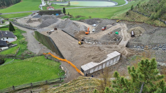 Der Weiler Kappl in Langtaufers wird sowohl vom Kapplerbach als auch von der Kapplbachlawine bedroht. Das Landesamt für Wildbach- und Lawinenverbauung West hat nun durch Bauten den Schutz sei es vor Lawinen- als auch vor Wassergefahr verstärkt. (Foto: LPA/Landesamt für Wildbach- und Lawinenverbauung West)
