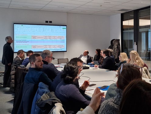 I rappresentanti dei sindacati e della delegazione pubblica discutono i contratti per il personale scolastico. Secondo Hermann Troger, presidente dell'Agenzia provinciale per le relazioni sindacali, l'aumento medio dovrebbe essere di circa 400 euro a persona. (Foto: USP/Angelika Schrott)