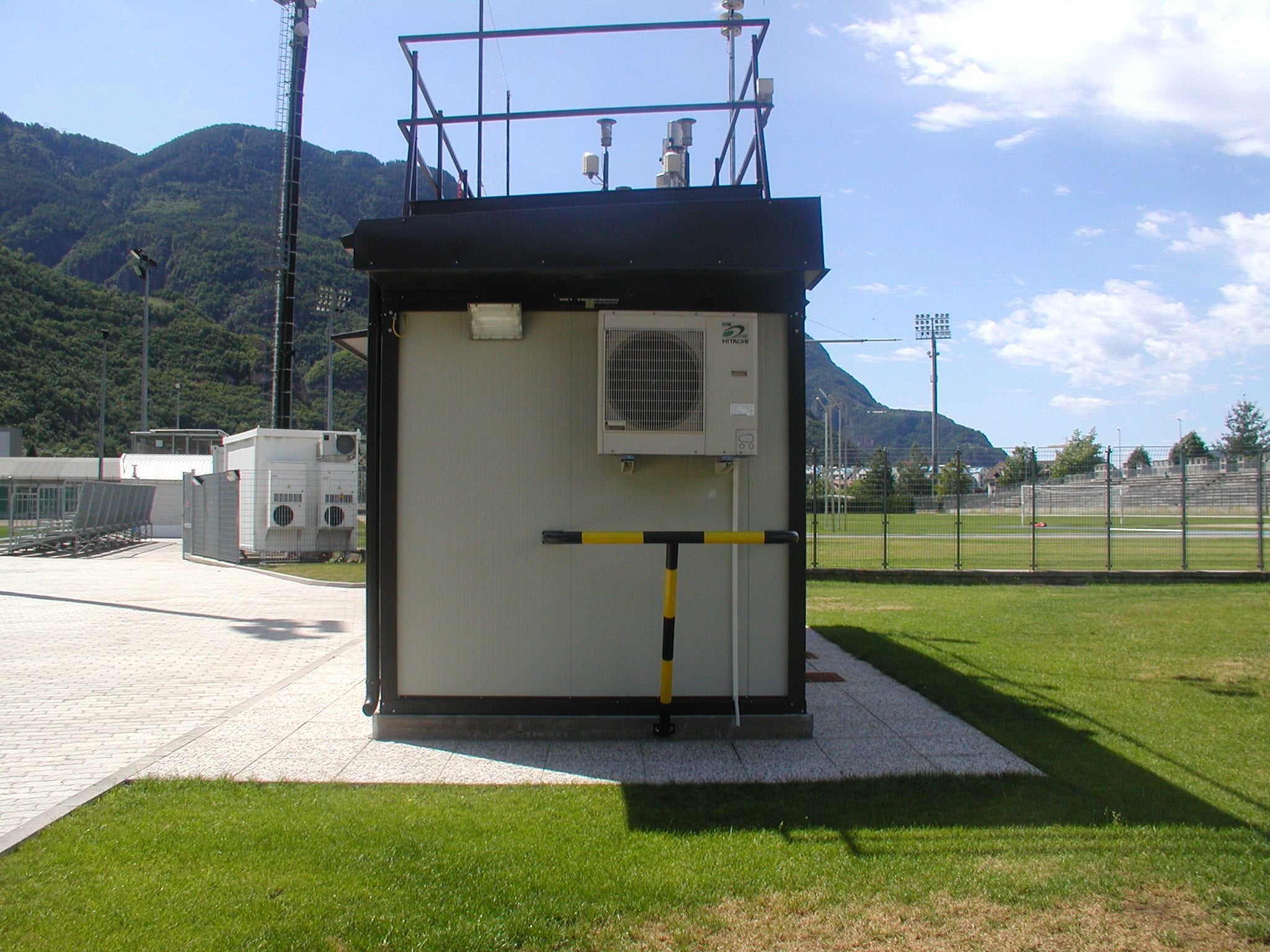 Nell'immagine la cabina di misurazione della qualità dell'aria installata a Laives (Foto: ASP/Agenzia provinciale per l'ambiente e la tutela del clima)