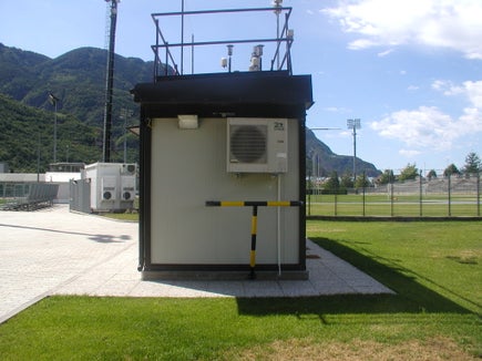 Nell'immagine la cabina di misurazione della qualità dell'aria installata a Laives (Foto: ASP/Agenzia provinciale per l'ambiente e la tutela del clima)