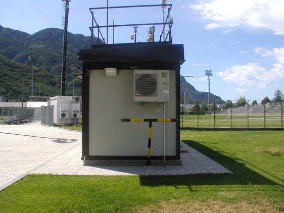 Nell'immagine la cabina di misurazione della qualità dell'aria installata a Laives (Foto: ASP/Agenzia provinciale per l'ambiente e la tutela del clima)