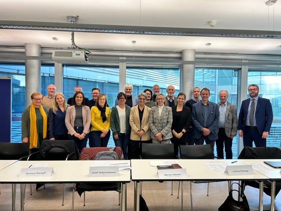 La Commissione provinciale per l’impiego riunisce le parti sociali ed altri attori importanti del mondo del lavoro altoatesino. La  presidente l'assessora provinciale al Lavoro Magdalena Amhof (quinta da destra, davanti). (Foto: USP/Anna Künig)