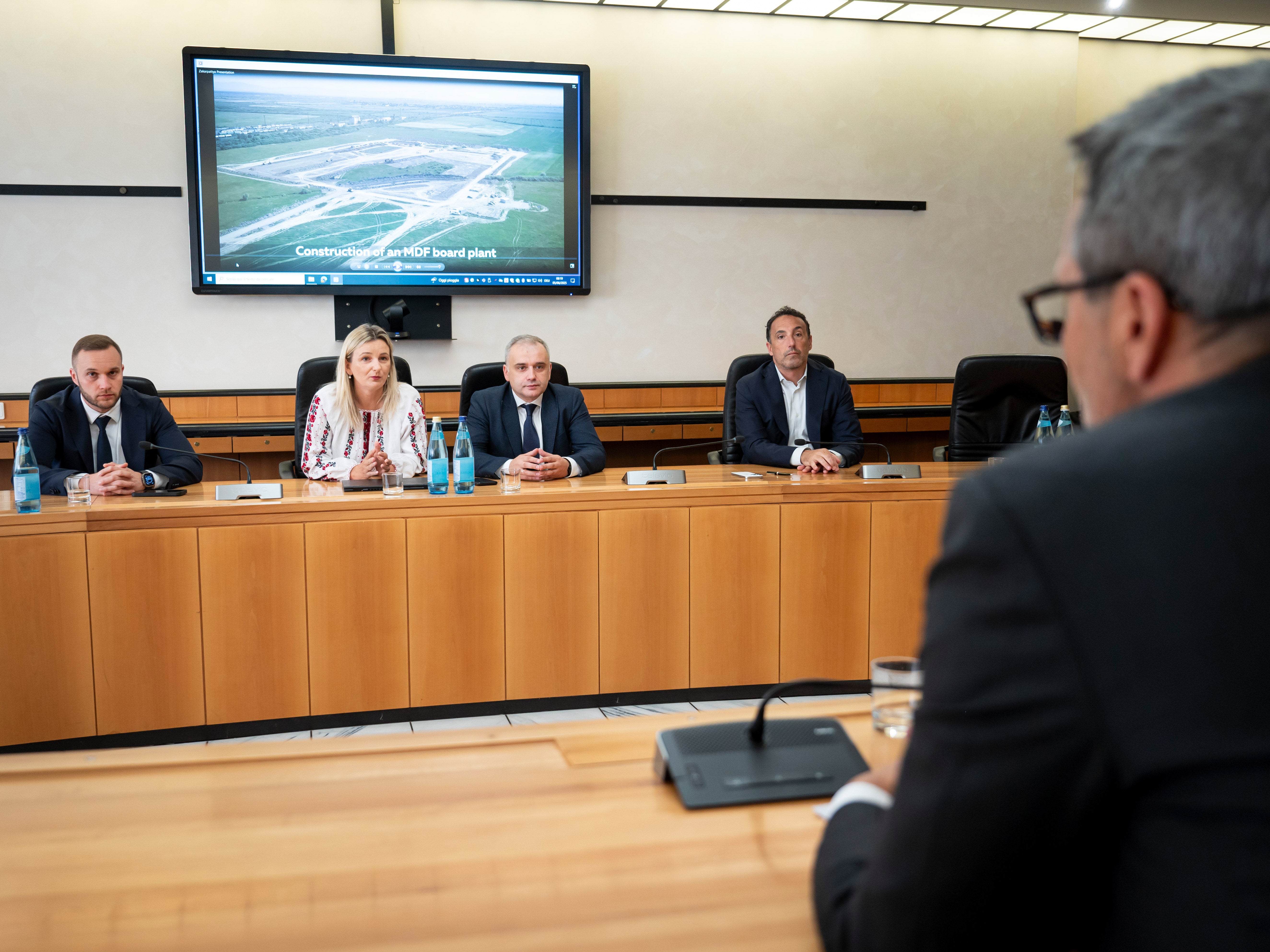 Landeshauptmann Arno Kompatscher (von hinten) begrüßte Taras Hayduk (von links), stellvertretender Büroleiter des Regionalrats von Transkarpatien, Dolmetscherin Alyona Zubaryeva,  Andriy Sheketa, Erster Vizepräsident des Regionalrats von Transkarpatien, und Pier Carlo Sandei, Senior Programme Officer des Umweltprogramms der Vereinten Nationen (UNEP) mit Sitz in Wien und Kiew. (Foto: LPA/Fabio Brucculeri)