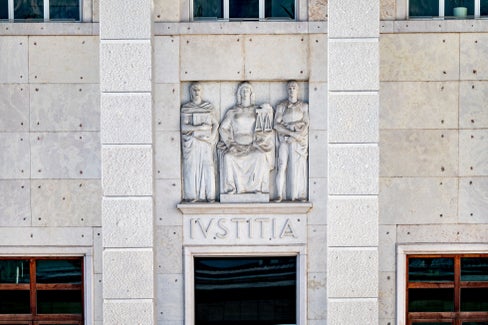 Der Sitz des Landesgerichts am Gerichtsplatz bleibt weiterhin in Betrieb und behält seine Funktion. Im neuen Justizzentrum werden hingegen unter anderem das Oberlandesgericht (Außenabteilung Bozen) und die dazugehörigen Ämter, die Büros des Amts für Zustellungen, Vollstreckungen und Proteste (UNEP), die Büros des Friedensrichters von Bozen sowie das Überwachungsgericht untergebracht. (Foto: LPA/Greta Stuefer)