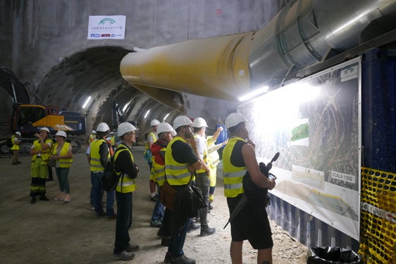 Im Tunnel konnten sich Interessierte beim Tag des offenen Tunnels über das Vorhaben Nordwestumfahrung und den Stand der Arbeiten dafür informieren. (Foto: LPA/Ingo Dejaco)