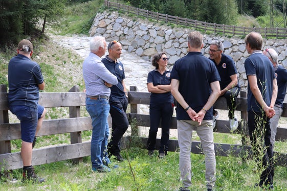 Rückhaltebecken zum Schutz der Handwerkerzone Greithwald in Mittewald in der Gemeinde Franzensfeste in Augenschein genommen: Landeshauptmann und Bevölkerungsschutzlandesrat Arno Kompatscher (Zweiter von rechts) im Gespräch mit (von links) Vorarbeiter Alex Messner, dem Bürgermeister der Gemeinde Franzensfeste Thomas Klapfer, dem Direktor des Landesamtes für Wildbachverbauung Nord Philipp Walder, Bauleiterin Caterina Ghiraldo. (Foto: LPA/Maja Clara)