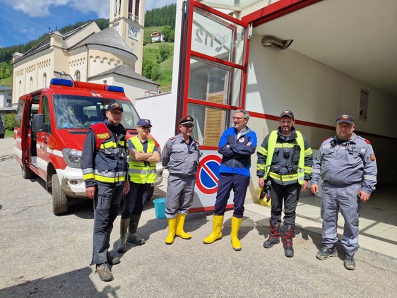 Lokalaugenschein in Campill (v.li.): Bürgermeister der Gemeinde St. Martin in Thurn Giorgio Costabiei, Direktor des Landesamtes für Wildbach- und Lawinenverbauung Ost Sandro Gius, Bezirksfeuerwehrpräsident Reinhard Kammerer, Landeshauptmann und Bevölkerungsschutzlandesrat Arno Kompatscher, Kommandant der Freiwilligen Feuerwehr Campill Roman Clara, Abschnittsinspektor Alex Zingerle (Foto: LPA)