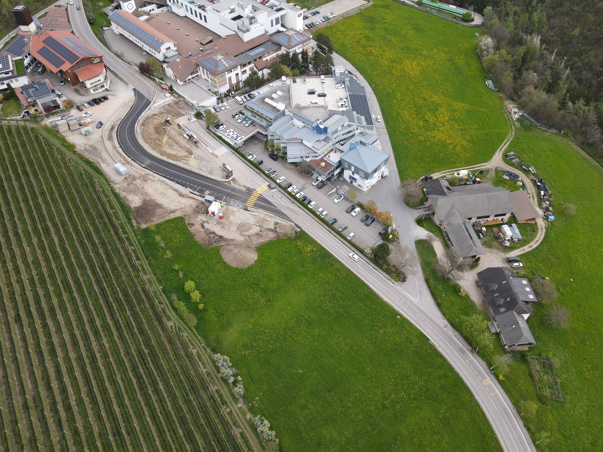 Vista dall'alto del tratto di strada su cui interverrà la Provincia. La deviazione che si può notare è stata eseguita da Loacker per la realizzazione del tunnel privato. (Foto: Studio Habicher)
