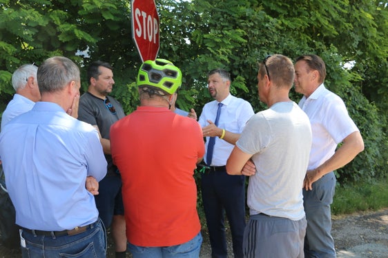 Landesrat Alfreider unterstrich beim Lokalaugenschein mit Vertretern der Anliegergemeinden, Bauernbund und von RFI, dass das Vorhaben für den Ausbau der Bahnlinie Bozen-Meran gemeinsam optimiert werden solle und ein konsensfähiges Projekt mit grundsparender Lösung fürs Etschtal entstehen solle, das die Mobilitätsbedürfnisse berücksichtige. (Foto: LPA/Patrick Thaler)