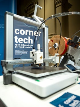 Sono 11 i centri giovanili su tutto il territorio che offrono ai ragazzi e alle ragazze la possibilità di utilizzare liberamente strumenti digitali avanzati, stampanti 3D, plotter da taglio vinile, software di modellazione, robotica e molto altro. (Foto: USP/Fabio Brucculeri)