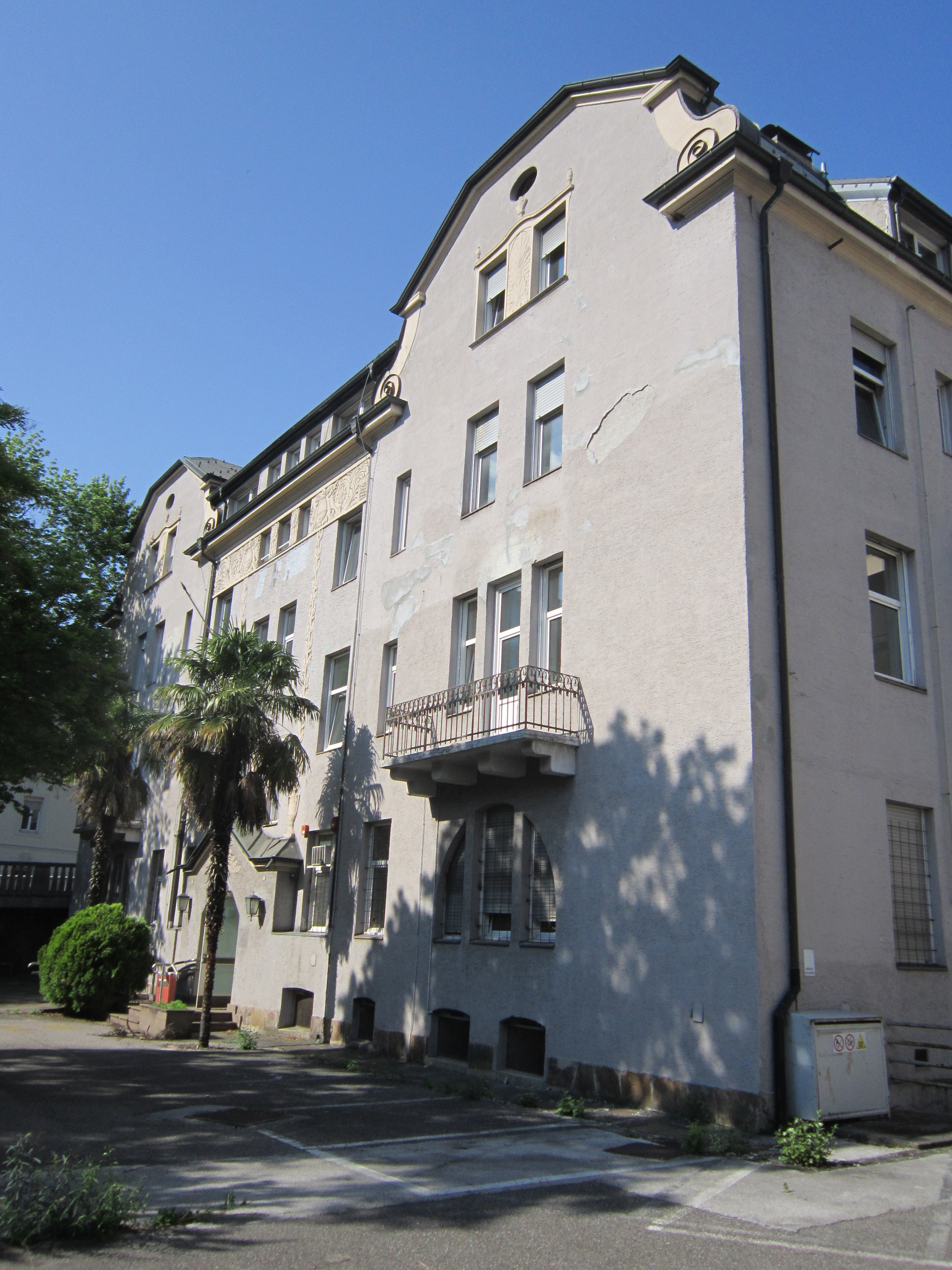 Die Landesregierung hat die Villa Gasteiger in Bozen unter Denkmalschutz gestellt: Es ist eines der wenigen Häuser in Bozen, dessen Architektur und Fassadenschmuck sich am Jugendstil orientieren. (Foto: PA/Landesdenkmalpflege)