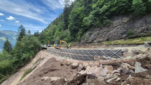 Lavori in corso lungo la strada provinciale per Avelengo: la foto è stata scattata mercoledì 8 luglio, il giorno prima della riapertura a senso unico alternato. (Foto: USP/Dipartimento Infrastrutture e Mobilità)