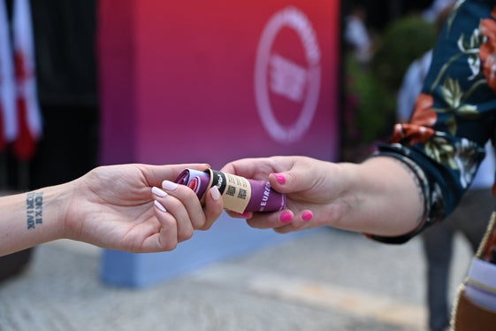 Una sciarpa dell'Euregio in regalo con il codice QR per il concorso con cui si possono vincere due notti per 2 adulti e 2 bambini in Tirolo, Alto Adige e Trentino fino al 31 luglio. (Foto: Associazione Brunico Plan de&nbsp;Corones Turismo/Gianvito Coco)