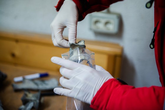 Die Fundstücke wurden säuberlich in Säckchen verpackt und in Kisten nach Bozen gebracht. In den nächsten Wochen und Monaten werden die weiteren Analysen folgen. (Foto: LPA/Claudia Corrent)