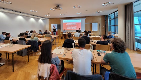 In Alpbach in Tirol haben die Jugendlichen der Euregio-Akademie mit Fachleuten über Geschichte und Zukunft des Zweiten Autonomiestatuts diskutiert. (Foto: Euregio/Nicole Zambanini)